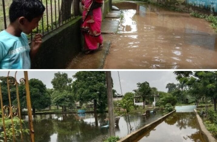 मुख्य रास्ते पर हुआ पानी का जमाव तैरकर पार कर रहे स्कूली बच्चों एवं मोहल्ले वासी मुख्य रास्ते पर हुआ पानी का जमाव तैरकर पार कर रहे स्कूली बच्चों एवं मोहल्ले वासी kshititech