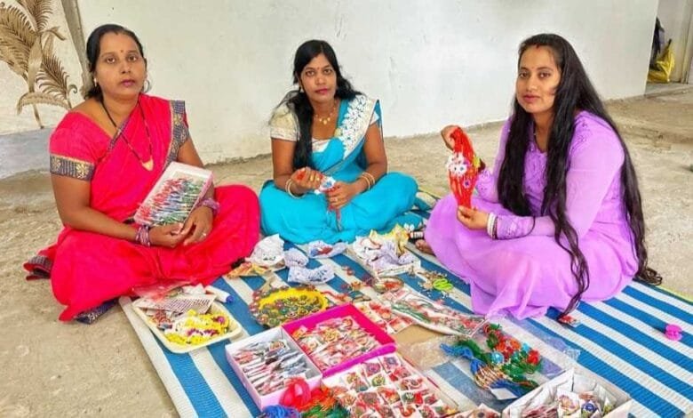 समूह की दीदियां बना रही सुंदर राखी, भाइयों की कलाई पर सजाएंगी बहने समूह की दीदियां बना रही सुंदर राखी, भाइयों की कलाई पर सजाएंगी बहने kshititech