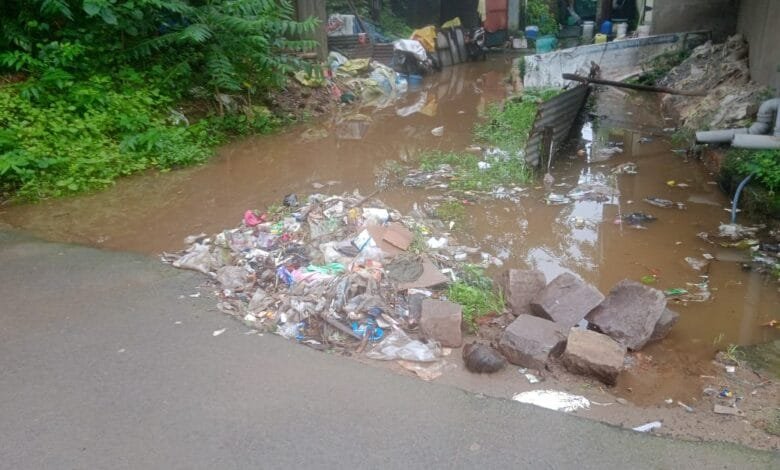 सक्ती मे पानी निकासी की समस्या से परेशान लोग, नगर पालिका के अधिकारी उदासीन सक्ती मे पानी निकासी की समस्या से परेशान लोग, नगर पालिका के अधिकारी उदासीन kshititech