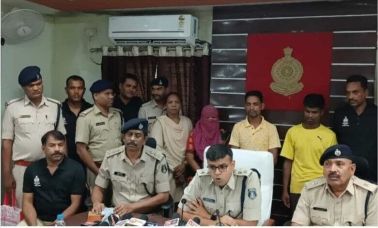 सक्ती के पेट्रोल पंप संचालक से लूट मामले में महिला सहित 3 आरोपी गिरफ्तार सक्ती के पेट्रोल पंप संचालक से लूट मामले में महिला सहित 3 आरोपी गिरफ्तार kshititech