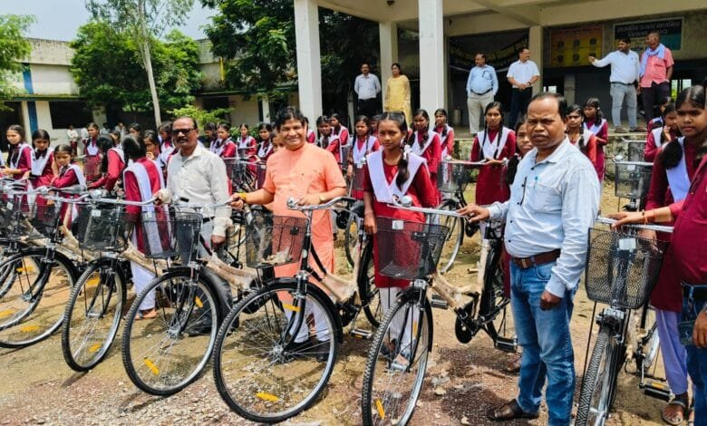 शिक्षा के क्षेत्र में बालिकाएं आगे बढ़े हमारी सरकार का उद्देश्य - डॉ साहू शिक्षा के क्षेत्र में बालिकाएं आगे बढ़े हमारी सरकार का उद्देश्य - डॉ साहू kshititech
