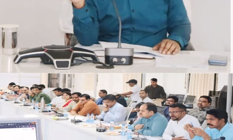 कलेक्टर ने ली साप्ताहिक समय सीमा की बैठक कलेक्टर ने ली साप्ताहिक समय सीमा की बैठक kshititech