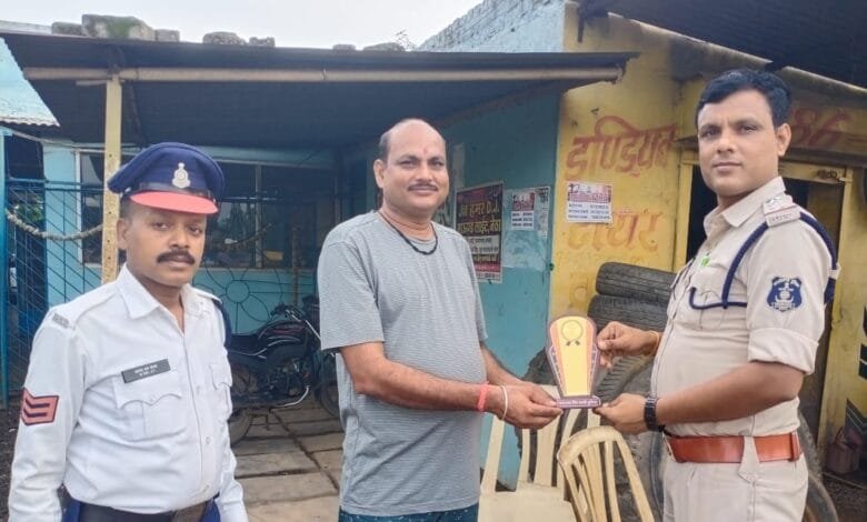 दुर्घटनाओ मे अविलम्ब सूचना देने वाले यातायात मित्रो को दुर्घटनाओ मे अविलम्ब सूचना देने वाले यातायात मित्रो को kshititech