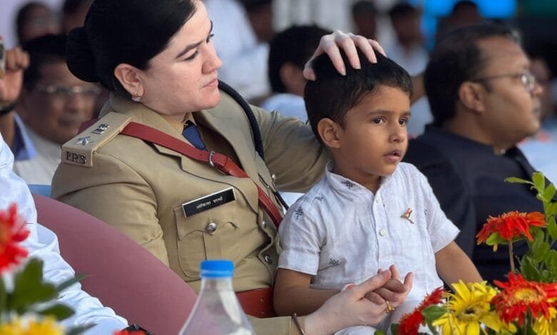 स्वतंत्रता वर्षगांठ के मुख्य समारोह में पहुंचे बच्चे अन्वित के उत्साह को देख एसपी अंकिता शर्मा ने की प्रशंसा स्वतंत्रता वर्षगांठ के मुख्य समारोह में पहुंचे बच्चे अन्वित के उत्साह को देख एसपी अंकिता शर्मा ने की प्रशंसा kshititech
