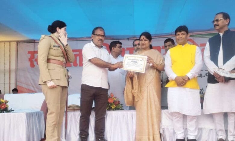 स्वतन्त्रता दिवस समारोह में तिवारी हुए सम्मानित स्वतन्त्रता दिवस समारोह में तिवारी हुए सम्मानित kshititech