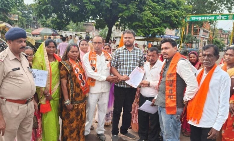 बांग्लादेश में हिंदुओं पर हो रहे अत्याचार के विरुद्ध सक्ती में शिव सैनिकों ने विरोध प्रदर्शन कर पुतला फूंका बांग्लादेश में हिंदुओं पर हो रहे अत्याचार के विरुद्ध सक्ती में शिव सैनिकों ने विरोध प्रदर्शन कर पुतला फूंका kshititech