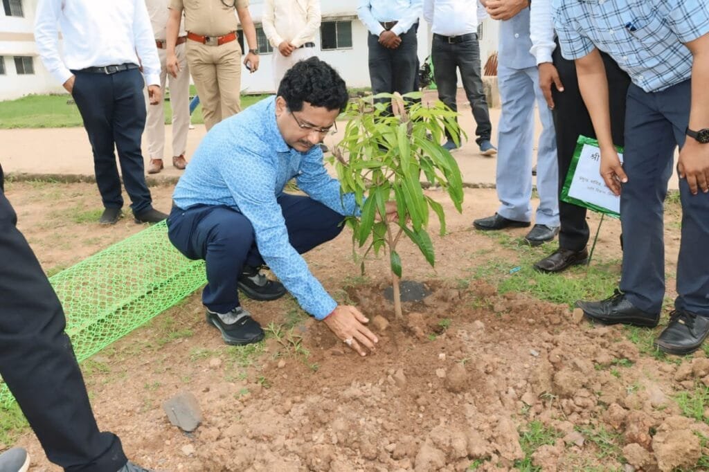 प्रमुख सचिव श्री सोनमणि बोरा ने संयुक्त एकलव्य आदर्श आवासीय विद्यालय पलाड़ीखुर्द का किया औचक निरीक्षण प्रमुख सचिव श्री सोनमणि बोरा ने संयुक्त एकलव्य आदर्श आवासीय विद्यालय पलाड़ीखुर्द का किया औचक निरीक्षण kshititech