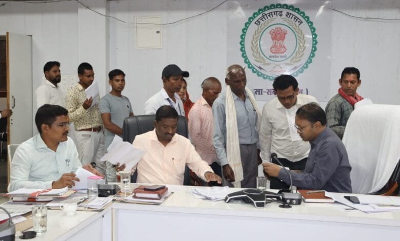 कलेक्टर ने जनदर्शन में सुनी आमजनो की विभिन्न समस्याएं कलेक्टर ने जनदर्शन में सुनी आमजनो की विभिन्न समस्याएं kshititech
