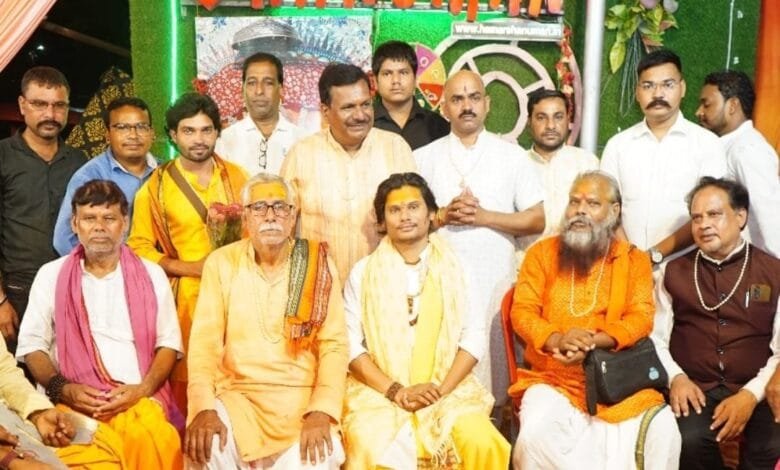 श्री सिद्ध हनुमान मंदिर परिसर में सजा दिव्य दरबार...६८ वीं महाआरती में शामिल हुए अजय उपाध्याय (चित्रकूट) श्री सिद्ध हनुमान मंदिर परिसर में सजा दिव्य दरबार...६८ वीं महाआरती में शामिल हुए अजय उपाध्याय (चित्रकूट) kshititech