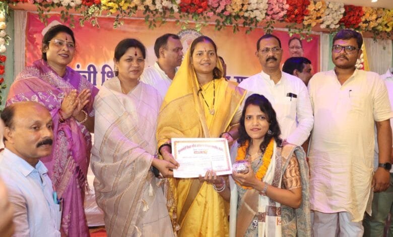 महिला एवं बाल विकास विभाग मंत्री श्रीमती लक्ष्मी राजवाड़े के मुख्य आतिथ्य में मुख्यमंत्री शिक्षा गौरव अलंकरण सम्मान समारोह 2024 का हुआ आयोजन महिला एवं बाल विकास विभाग मंत्री श्रीमती लक्ष्मी राजवाड़े के मुख्य आतिथ्य में मुख्यमंत्री शिक्षा गौरव अलंकरण सम्मान समारोह 2024 का हुआ आयोजन kshititech