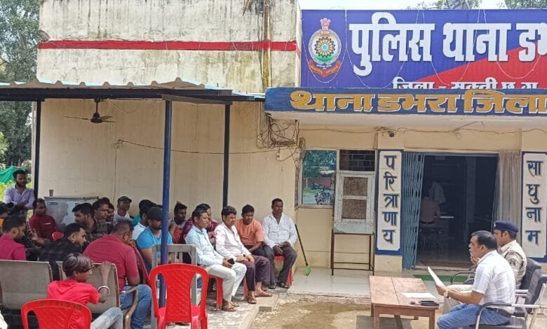 कलेक्टर के निर्देशन में तहसीलदार एवं थानेदार ने ली शांति समिति एवं डीजे संचालकों की बैठक कलेक्टर के निर्देशन में तहसीलदार एवं थानेदार ने ली शांति समिति एवं डीजे संचालकों की बैठक kshititech