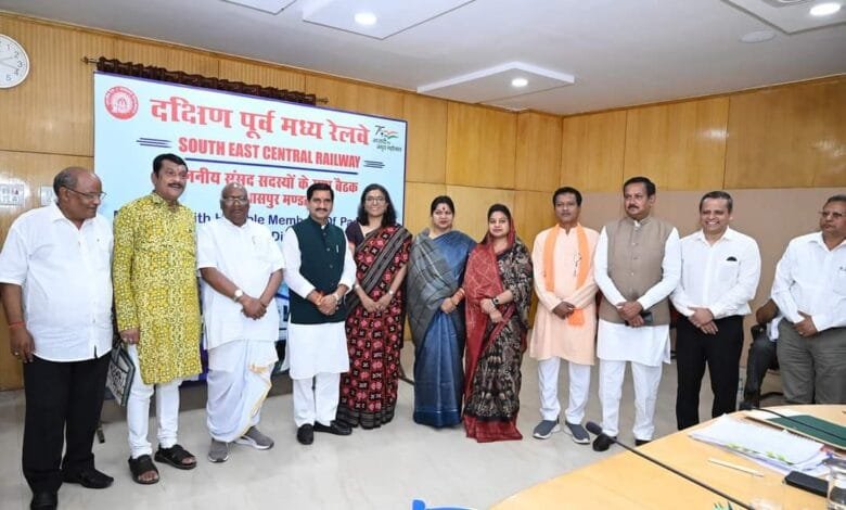 रेलवे द्वारा आयोजित माननीय सांसदों एवं रेलवे के अधिकारियों के साथ समीक्षा बैठक में शामिल हुई श्रीमती कमलेश जांगड़े रेलवे द्वारा आयोजित माननीय सांसदों एवं रेलवे के अधिकारियों के साथ समीक्षा बैठक में शामिल हुई श्रीमती कमलेश जांगड़े kshititech