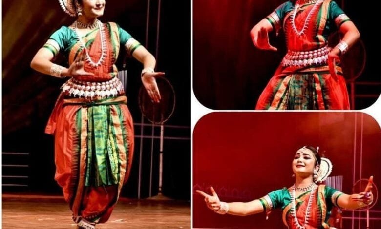 सक्ती की बेटी विधि ने चक्रधर समारोह में दी शानदार प्रस्तुति सक्ती की बेटी विधि ने चक्रधर समारोह में दी शानदार प्रस्तुति kshititech