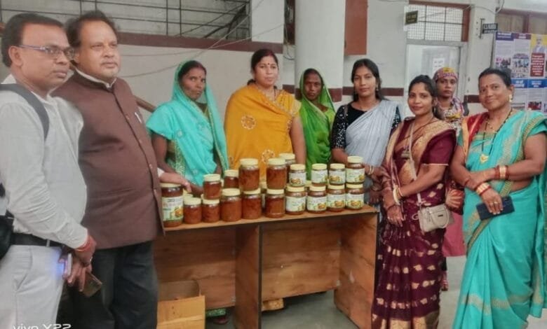 स्व सहायता समूह ने दुकान लगा कर आत्म निर्भरता की दिखाई झलक… स्व सहायता समूह ने दुकान लगा कर आत्म निर्भरता की दिखाई झलक… kshititech