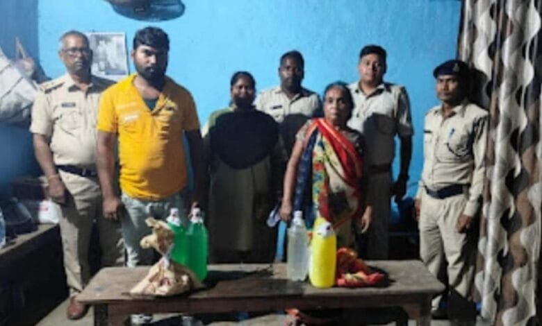 महुआ शराब पर आबकारी विभाग की कार्यवाही: 15 लीटर महुआ शराब के साथ 2 आरोपी गिरफ्तार महुआ शराब पर आबकारी विभाग की कार्यवाही: 15 लीटर महुआ शराब के साथ 2 आरोपी गिरफ्तार kshititech