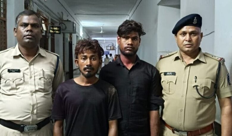 विद्युत विभाग के कर्मचारी से लूट करने वाले तीन लुटेरों को बाराद्वार पुलिस ने किया गिरफ्तार विद्युत विभाग के कर्मचारी से लूट करने वाले तीन लुटेरों को बाराद्वार पुलिस ने किया गिरफ्तार kshititech