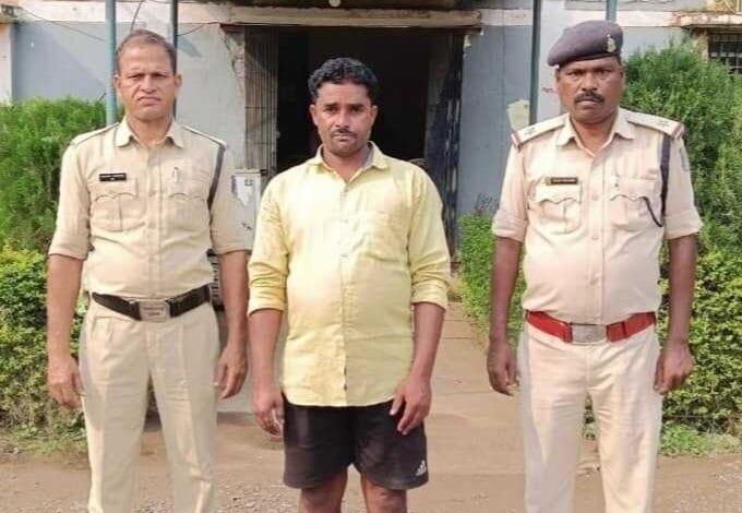 नहर पुल के पास महुआ शराब बेचने वाला गिरफ्तार, 6 लीटर महुआ शराब जब्त नहर पुल के पास महुआ शराब बेचने वाला गिरफ्तार, 6 लीटर महुआ शराब जब्त kshititech