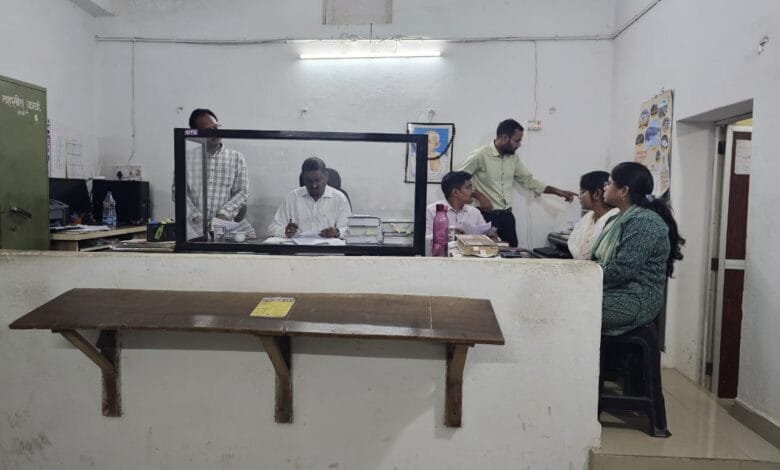 कलेक्टर के निर्देशन में तहसीलदार और अतिरिक्त तहसीलदार न्यायालय सक्ती का किया गया औचक निरीक्षण कलेक्टर के निर्देशन में तहसीलदार और अतिरिक्त तहसीलदार न्यायालय सक्ती का किया गया औचक निरीक्षण kshititech