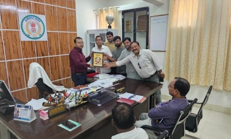 केबीसी कार्यक्रम के लिए अग्रवाल समाज सक्ती ने सक्ती कलेक्टर एवं जिले की एडिशनल एसपी को दिया निमंत्रण केबीसी कार्यक्रम के लिए अग्रवाल समाज सक्ती ने सक्ती कलेक्टर एवं जिले की एडिशनल एसपी को दिया निमंत्रण kshititech