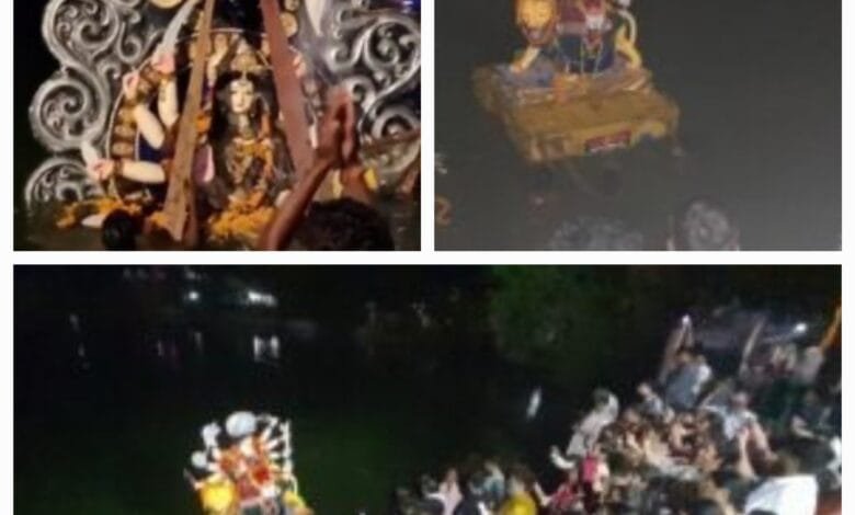 ढोल ताशा ,बाजे – गाजे ,करमा नृत्य के साथ खूबसूरत मां दुर्गा की प्रतिमाओं का हुआ विसर्जन ढोल ताशा ,बाजे – गाजे ,करमा नृत्य के साथ खूबसूरत मां दुर्गा की प्रतिमाओं का हुआ विसर्जन kshititech