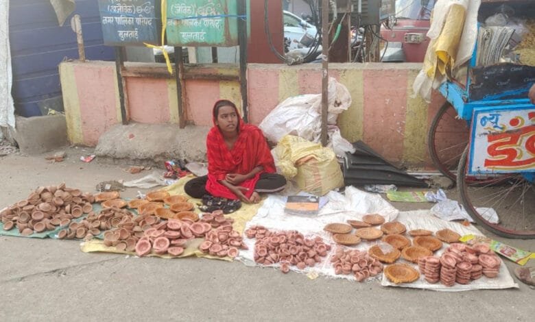 कलेक्टर ने मिट्टी के दीये विक्रय हेतु आने वाले कुम्हार एवं अंचल के ग्रामीणों को असुविधा नहीं होने के दिए निर्देश कलेक्टर ने मिट्टी के दीये विक्रय हेतु आने वाले कुम्हार एवं अंचल के ग्रामीणों को असुविधा नहीं होने के दिए निर्देश kshititech