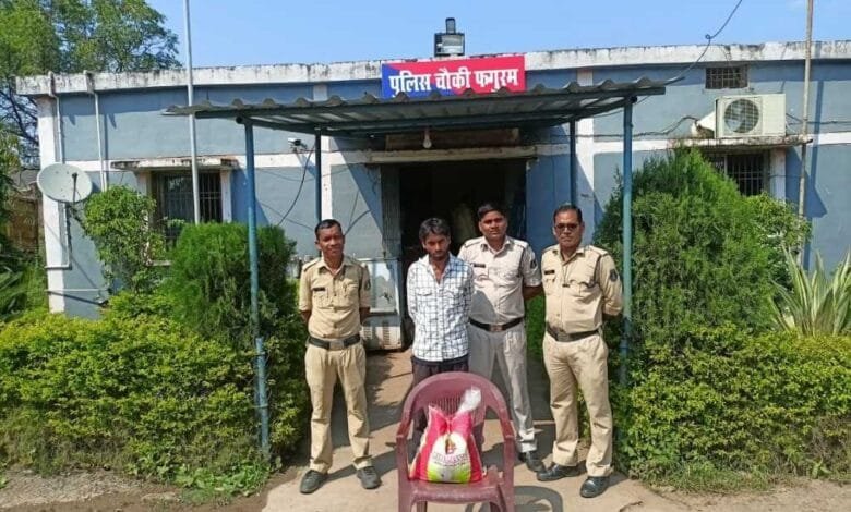 सारसकेला गांव में महुआ शराब बेचने वाला गिरफ्तार, 7 लीटर महुआ शराब जब्त, फगुरम पुलिस की कार्रवाई सारसकेला गांव में महुआ शराब बेचने वाला गिरफ्तार, 7 लीटर महुआ शराब जब्त, फगुरम पुलिस की कार्रवाई kshititech