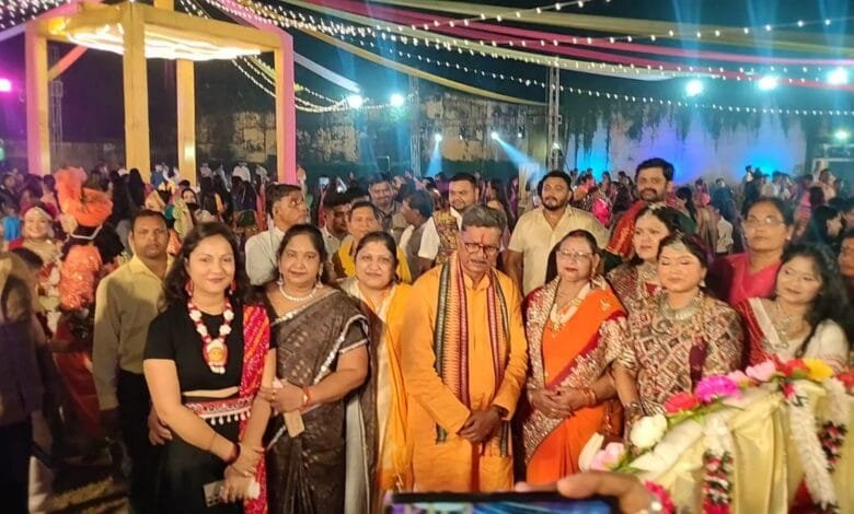 महिला जागृति शाखा शक्ति एवं मित्र क्लब द्वारा आयोजित रास गरबा में नेता प्रतिपक्ष डॉ. महंत ने किया गरबा महिला जागृति शाखा शक्ति एवं मित्र क्लब द्वारा आयोजित रास गरबा में नेता प्रतिपक्ष डॉ. महंत ने किया गरबा kshititech