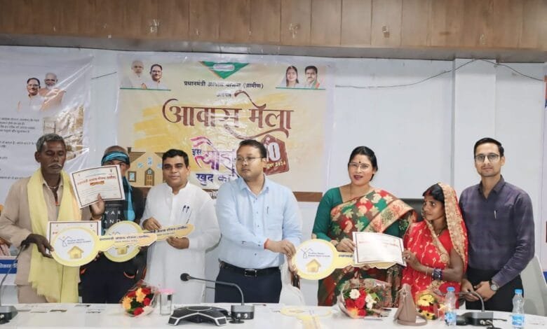 कलेक्टर और जनप्रतिनिधियों ने आवास मेला में हितग्राहियों को सौंपी नवनिर्मित आवास की चाबी कलेक्टर और जनप्रतिनिधियों ने आवास मेला में हितग्राहियों को सौंपी नवनिर्मित आवास की चाबी kshititech