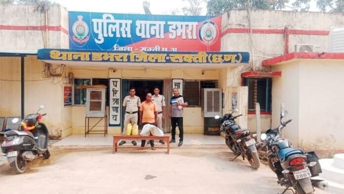 10 लीटर कच्ची महुआ शराब के साथ अवैध विक्रेता गिरफ्तार <br>डभरा पुलिस की कार्रवाई 10 लीटर कच्ची महुआ शराब के साथ अवैध विक्रेता गिरफ्तार <br>डभरा पुलिस की कार्रवाई kshititech