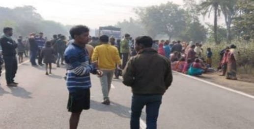 मॉर्निंग वॉक पर निकली तीन युवतियों को ट्रेलर ने रौंदा<br> तीनों की मौके पर मौत मॉर्निंग वॉक पर निकली तीन युवतियों को ट्रेलर ने रौंदा<br> तीनों की मौके पर मौत kshititech