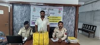 अवैध रूप देशी प्लेन शराब बिक्री हेतु रखने वाला आरोपी प्रशांत रात्रे निवासी ग्राम सिंघनसरा (बैंकुठपुर) गिरफ्तार अवैध रूप देशी प्लेन शराब बिक्री हेतु रखने वाला आरोपी प्रशांत रात्रे निवासी ग्राम सिंघनसरा (बैंकुठपुर) गिरफ्तार kshititech