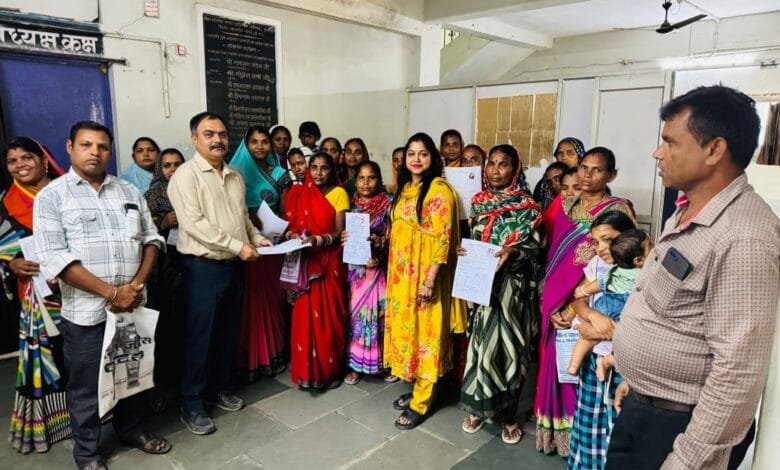 रीना नरेश गेवाडीन ने वार्डवासियों के साथ वार्ड विकास के लिए सीएमओ को सौंपा ज्ञापन रीना नरेश गेवाडीन ने वार्डवासियों के साथ वार्ड विकास के लिए सीएमओ को सौंपा ज्ञापन kshititech