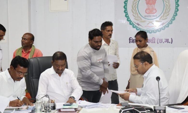 कलेक्टर ने जनदर्शन में सुनी आमजनो की विभिन्न समस्याएं कलेक्टर ने जनदर्शन में सुनी आमजनो की विभिन्न समस्याएं kshititech