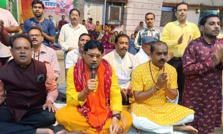 श्री सिद्ध हनुमान मंदिर की 75 वीं महाआरती में पंडित राज पांडे हुए शामिल श्री सिद्ध हनुमान मंदिर की 75 वीं महाआरती में पंडित राज पांडे हुए शामिल kshititech