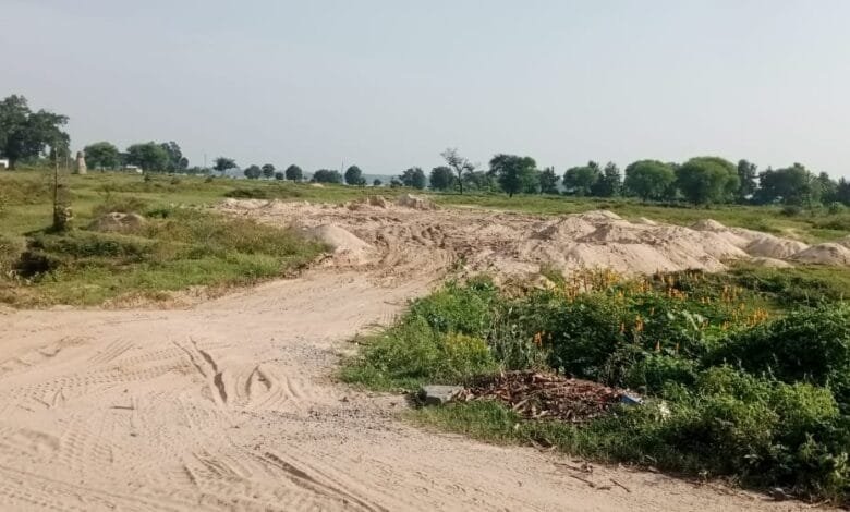 करही में रात को हो रहा रेत में खेला, उत्खनन एवं परिवहन और डंप लगातार जारी करही में रात को हो रहा रेत में खेला, उत्खनन एवं परिवहन और डंप लगातार जारी kshititech