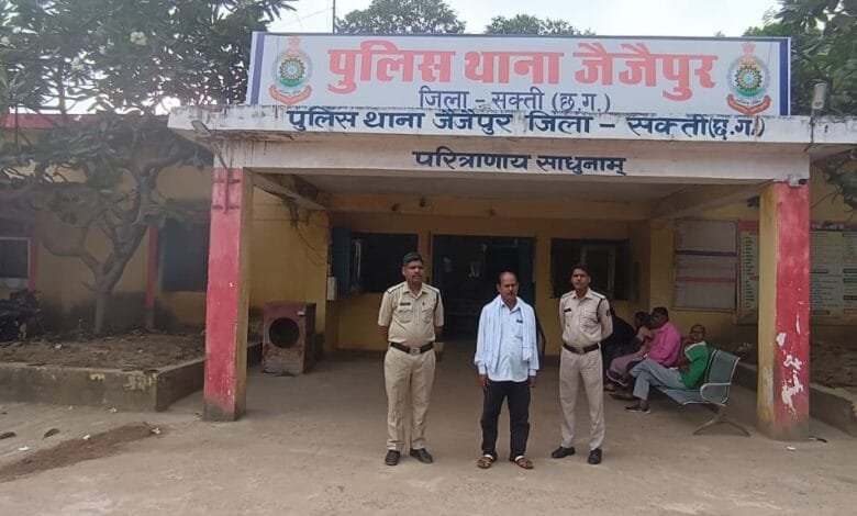 शेयर मार्केट में पैसा लगाकर रकम दोगुना करने का प्रलोभन देकर ठगी करने वाले आरोपी गिरफ्तार शेयर मार्केट में पैसा लगाकर रकम दोगुना करने का प्रलोभन देकर ठगी करने वाले आरोपी गिरफ्तार kshititech