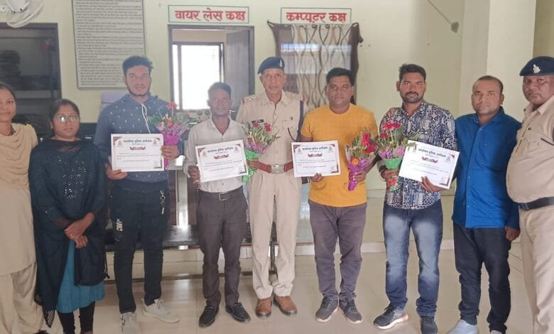 अनियंत्रित होकर स्कूल वैन पिसौद एनीकट सोन नदी पानी में गिरने से डूब रहे 19 स्कूली बच्चों को निकालने वाले चारो युवकों को आज थाना हसौद में सम्मानित किया गया अनियंत्रित होकर स्कूल वैन पिसौद एनीकट सोन नदी पानी में गिरने से डूब रहे 19 स्कूली बच्चों को निकालने वाले चारो युवकों को आज थाना हसौद में सम्मानित किया गया kshititech