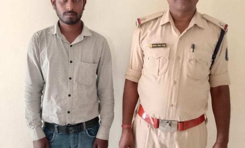 पुलिस द्वारा महिला से जान से मारने की धमकी देकर छेड़छाड़ करने वाला आरोपी को किया गिरफ्तार पुलिस द्वारा महिला से जान से मारने की धमकी देकर छेड़छाड़ करने वाला आरोपी को किया गिरफ्तार kshititech