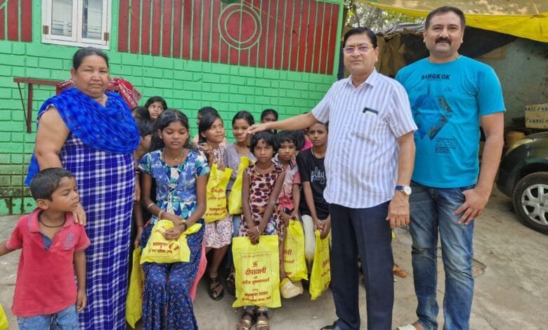अग्रवाल सभा अध्यक्ष श्याम सुंदर अग्रवाल ने गरीब बच्चों को पटाखा और मिठाई बांट कर दीपावली मनाया अग्रवाल सभा अध्यक्ष श्याम सुंदर अग्रवाल ने गरीब बच्चों को पटाखा और मिठाई बांट कर दीपावली मनाया kshititech