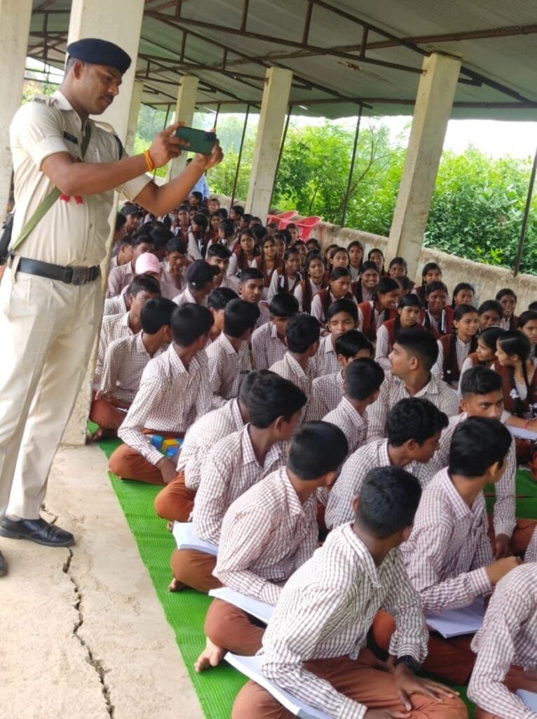 आमनदुला के शासकीय हायर सेकेंडरी स्कूल एवं शासकीय हाई स्कूल हसौद में साइबर फ्राड और ऑनलाइन फ्राड के लिए साइबर जन जागरूकता पखवाड़ा का हुआ आयोजन आमनदुला के शासकीय हायर सेकेंडरी स्कूल एवं शासकीय हाई स्कूल हसौद में साइबर फ्राड और ऑनलाइन फ्राड के लिए साइबर जन जागरूकता पखवाड़ा का हुआ आयोजन kshititech