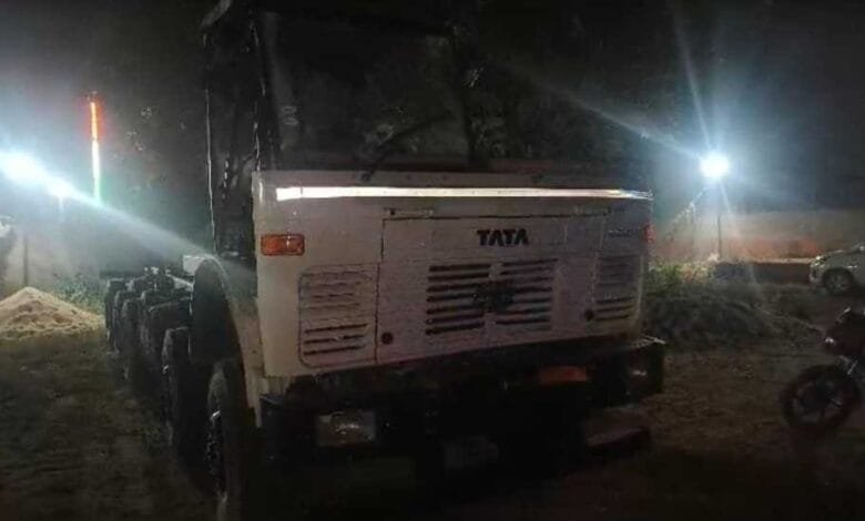 बोड़ासागर गांव में ट्रक और बाइक में हुई जोरदार भिड़ंत<br> बाइक सवार 3 युवकों की मौत, रायगढ़ के काली पूजा मेला घूमने जा रहे थे तीनों युवक बोड़ासागर गांव में ट्रक और बाइक में हुई जोरदार भिड़ंत<br> बाइक सवार 3 युवकों की मौत, रायगढ़ के काली पूजा मेला घूमने जा रहे थे तीनों युवक kshititech