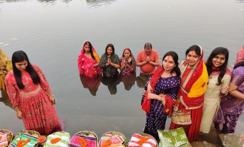 सक्ती के घाट पर छठ पूजा के तीसरे दिन डूबते सूर्य को अर्द्ध, क्षेत्र की सुख समृद्धि के लिए मांगा वरदान - रीना गेवाडीन सक्ती के घाट पर छठ पूजा के तीसरे दिन डूबते सूर्य को अर्द्ध, क्षेत्र की सुख समृद्धि के लिए मांगा वरदान - रीना गेवाडीन kshititech