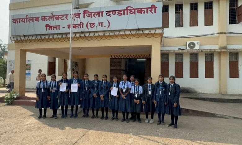 क्षेत्रीय नेताओं के दबाव में हटाए गए शिक्षक बच्चों के भविष्य के साथ हों रहा खिलवाड़ क्षेत्रीय नेताओं के दबाव में हटाए गए शिक्षक बच्चों के भविष्य के साथ हों रहा खिलवाड़ kshititech
