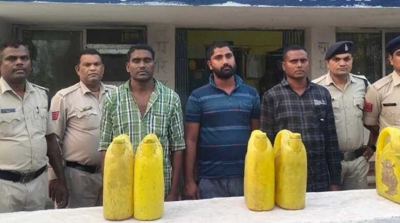 बाराद्वार पुलिस ने महुआ शराब की बिक्री करने वाले 3 आरोपियों को सकरेली ओवरब्रिज से किया गिरफ्तार बाराद्वार पुलिस ने महुआ शराब की बिक्री करने वाले 3 आरोपियों को सकरेली ओवरब्रिज से किया गिरफ्तार kshititech