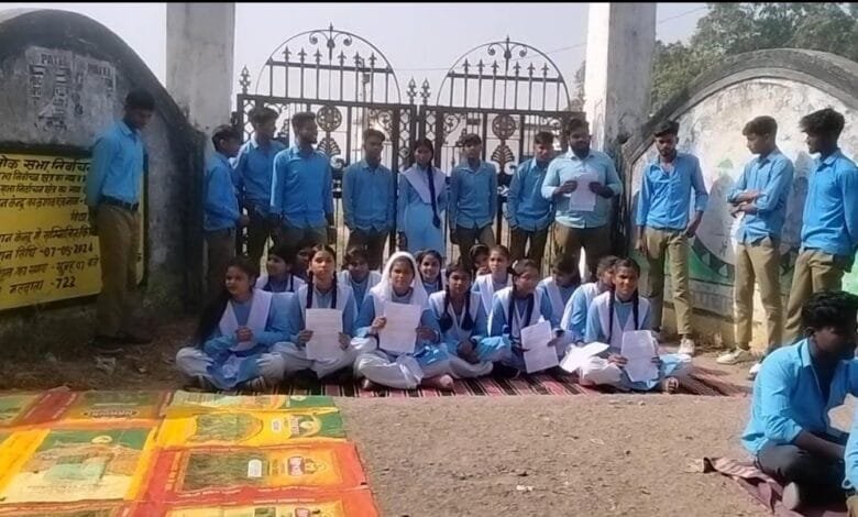 छात्र-छात्राओं ने स्कुल गेट में ताला लाकर 2 घंटे किये प्रदर्शन,डीईओ ने प्रभारी प्राचार्य,शिक्षक को यथावत रखने किया आदेश जारी छात्र-छात्राओं ने स्कुल गेट में ताला लाकर 2 घंटे किये प्रदर्शन,डीईओ ने प्रभारी प्राचार्य,शिक्षक को यथावत रखने किया आदेश जारी kshititech