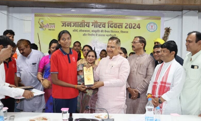 भगवान बिरसा मुंडा के सम्मान में 150 रुपए का स्मारक सिक्का तथा विशेष स्मारक डाक टिकट का किया गया विमोचन भगवान बिरसा मुंडा के सम्मान में 150 रुपए का स्मारक सिक्का तथा विशेष स्मारक डाक टिकट का किया गया विमोचन kshititech
