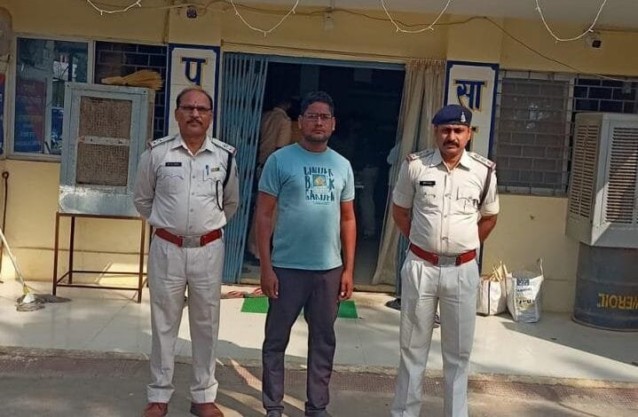 महिला से छेड़छाड़ कर 02 माह से फरार आरोपी को पुलिस ने किया गिरफ्तार महिला से छेड़छाड़ कर 02 माह से फरार आरोपी को पुलिस ने किया गिरफ्तार kshititech