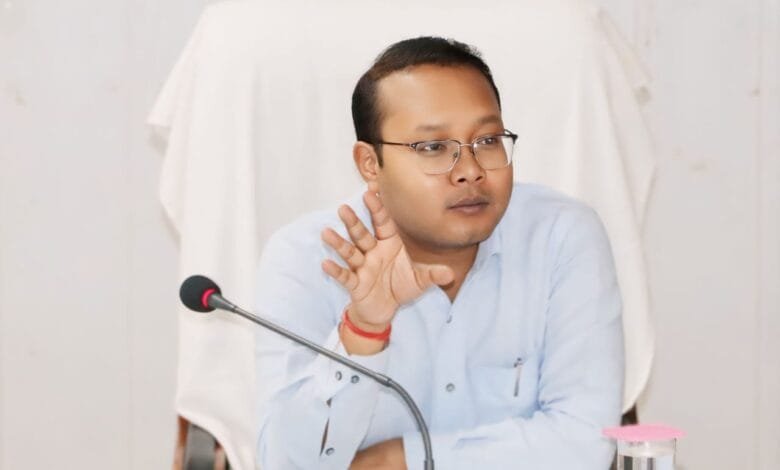 जिले में कोचिया बिचौलियों द्वारा अवैध धान परिवहन एवं भंडारण पाए जाने पर करे त्वरित कार्रवाई-कलेक्टर जिले में कोचिया बिचौलियों द्वारा अवैध धान परिवहन एवं भंडारण पाए जाने पर करे त्वरित कार्रवाई-कलेक्टर kshititech