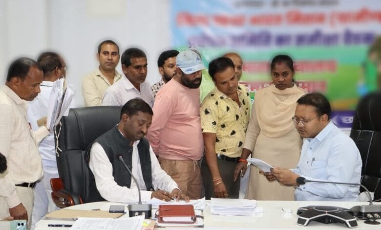 संबंधित अधिकारियों को प्राप्त आवेदनों का त्वरित निराकरण करने के दिए निर्देश संबंधित अधिकारियों को प्राप्त आवेदनों का त्वरित निराकरण करने के दिए निर्देश kshititech