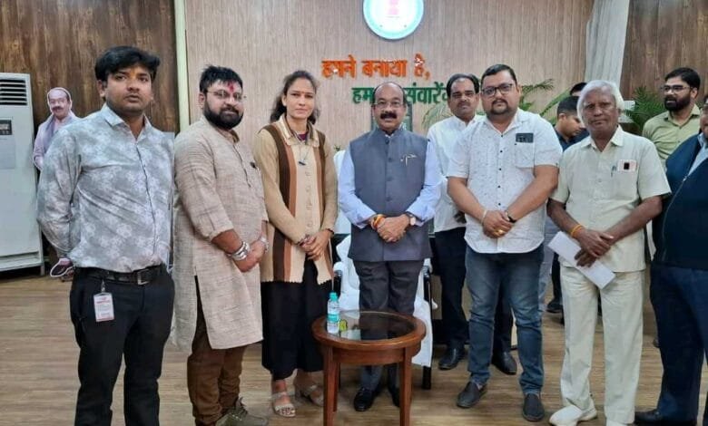 छत्तीसगढ़ के उपमुख्यमंत्री को जनर्लिस्ट वेलफेयर यूनियन में किया 9 दिसंबर को जांजगीर के प्रदेश अधिवेशन के लिए आमंत्रित छत्तीसगढ़ के उपमुख्यमंत्री को जनर्लिस्ट वेलफेयर यूनियन में किया 9 दिसंबर को जांजगीर के प्रदेश अधिवेशन के लिए आमंत्रित kshititech
